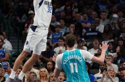 AYX SPORTS-浓眉哥在独行侠比赛中高光表现，战术调整引发热议！的简单介绍